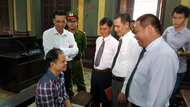 5 nguoi bao chua cho bi cao vu con ruoi trong chai Number 1 hinh anh 2