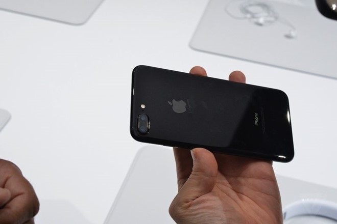 Apple canh bao iPhone 7 mau Jet Black de bi tray xuoc hinh anh 1