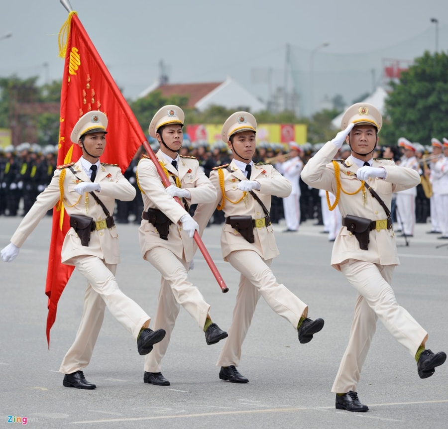 Canh sat co dong pho dien dan xe chien dau hung hau hinh anh 1