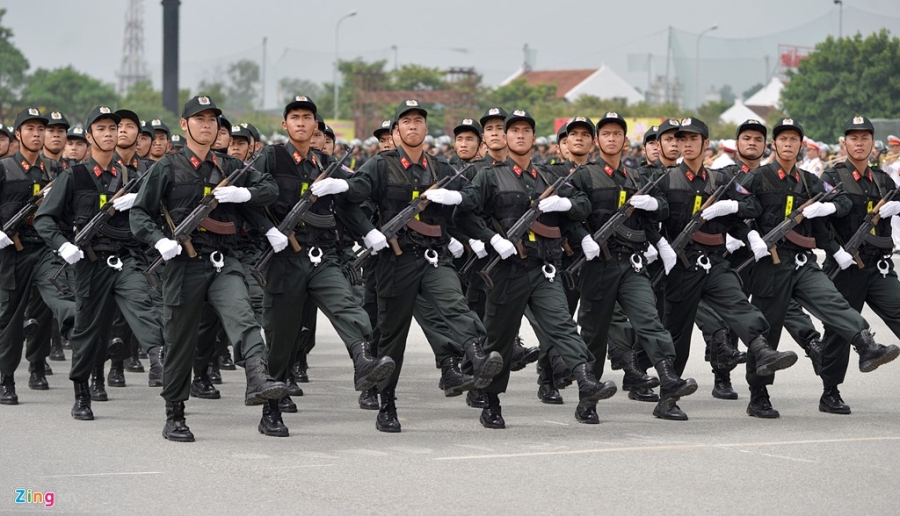 Canh sat co dong pho dien dan xe chien dau hung hau hinh anh 3