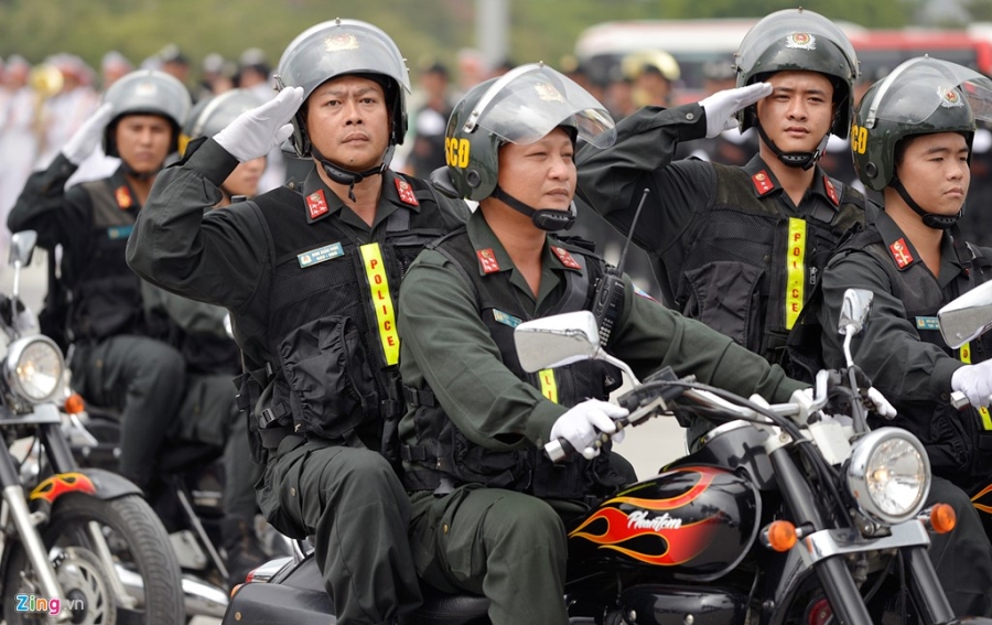 Canh sat co dong pho dien dan xe chien dau hung hau hinh anh 8