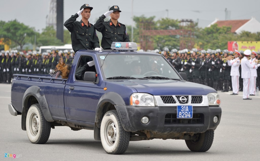 Canh sat co dong pho dien dan xe chien dau hung hau hinh anh 14