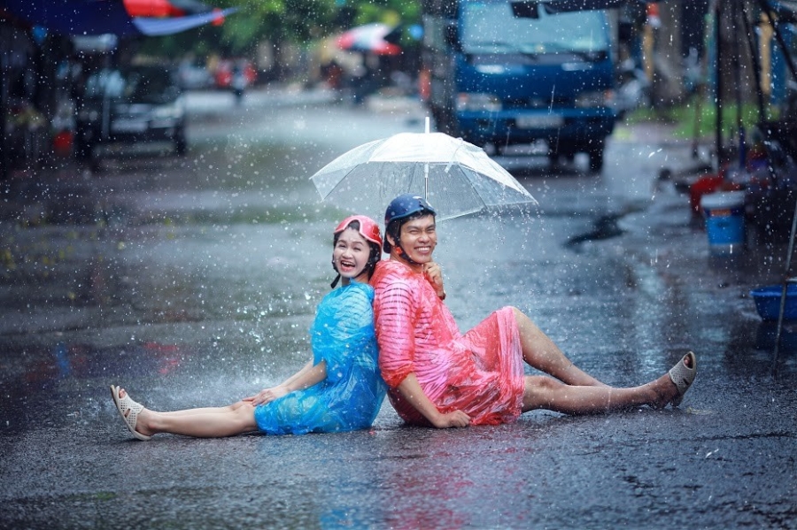 Cap 9X chup anh cuoi voi ao mua, dep to ong hinh anh 2