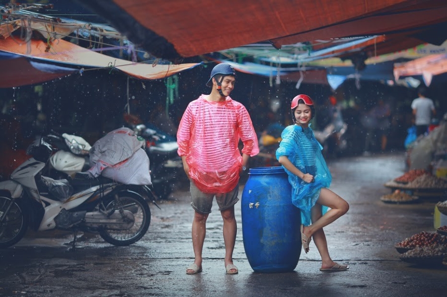 Cap 9X chup anh cuoi voi ao mua, dep to ong hinh anh 6