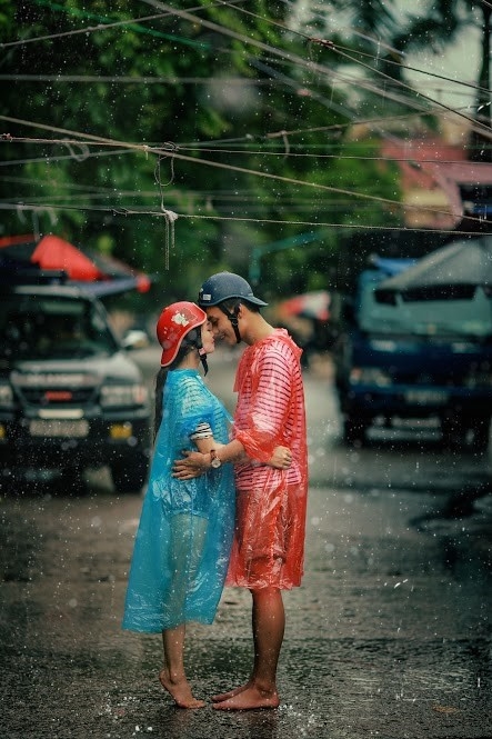 Cap 9X chup anh cuoi voi ao mua, dep to ong hinh anh 7