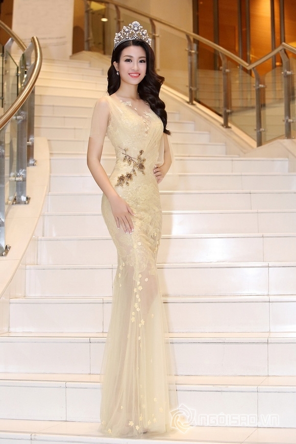 Hoa hậu Mỹ Linh rạng rỡ 0