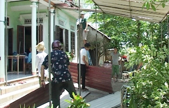 Người nhà đang làm đám tang cho nạn nhân
