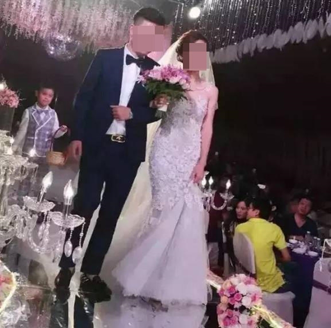 Nhà trai mang hẳn 20 tỷ tiền mặt lên sân khấu tặng cô dâu nhân ngày cưới - Ảnh 4.