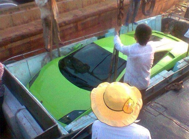  Bức ảnh này sẽ lý giải vì sao những chiếc siêu xe Lamborghini có thể được cẩu xuống đò một cách tài tình đến vậy. Trong ảnh là chiếc Lamborghini Gallardo. 