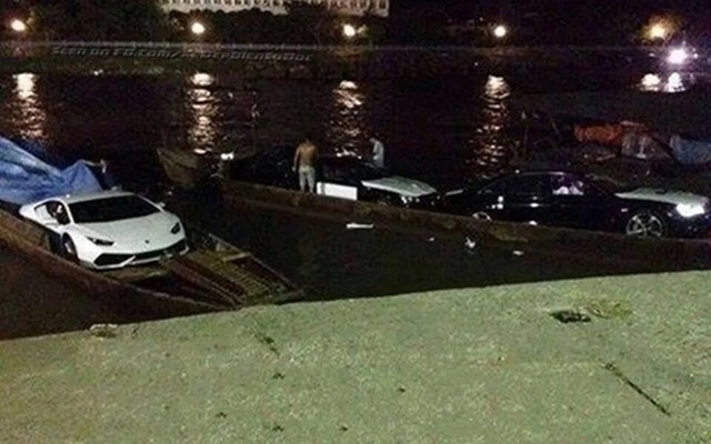  Hai chuyến đò vận chuyển cặp đôi xe sang và siêu xe Lamborghini Huracan LP610-4 màu trắng cũng khiến nhiều người tin rằng vận chuyển siêu xe bằng đò rất ưa chuộng tại Việt Nam. 