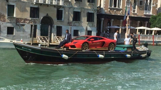  Lamborghini Aventador Miura Hommage với số lượng cực hiếm 50 chiếc được sản xuất trên toàn thế giới vừa gây bão truyền thông quốc tế bằng màn vận chuyển lơ lững trên sông tại Venezia, Ý. Tuy nhiên cách đưa đò này giàu chất thơ hơn và có thể không gay cấn bằng thị trường Việt Nam. 