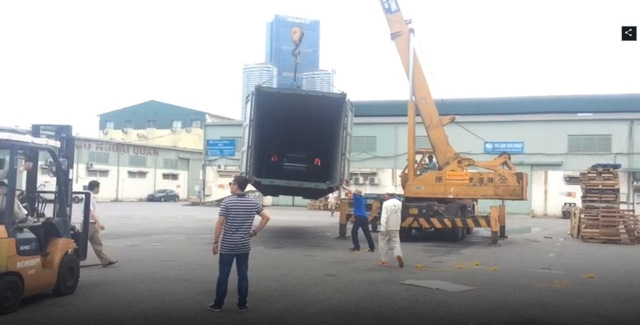  Các triệu phú trên thế giới có thú vui với trò cẩu siêu xe lơ lững trên không bằng máy bay thì có lẽ sẽ tắt đài khi thấy thợ Việt dùng xe cẩu 10 tấn để hạ chiếc containter đã mở cửa và bên trong có chiếc xe siêu sang Rolls-Royce Phantom với trang bị vách ngăn giữa hai hàng ghế khá hiếm gặp trên thế giới. 