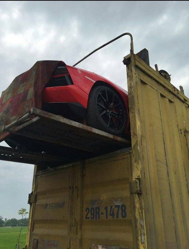  Màn vận chuyển Nam tiến của Lamborghini Aventador LP700-4 Roadster . 