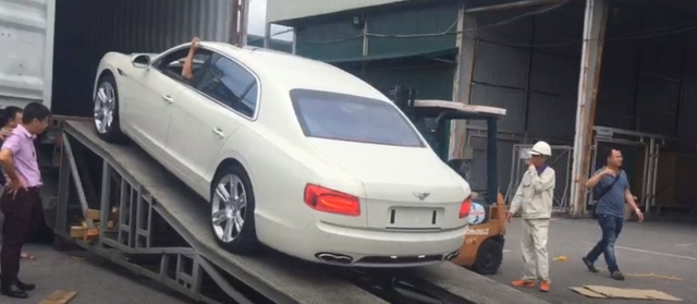  Bentley Flying Spur V8 từ container xuống mặt đất cũng khá mệt mỏi. 
