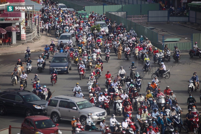 Rào đường thi công cầu vượt, ngã sáu Gò Vấp kẹt xe kinh hoàng - Ảnh 3.