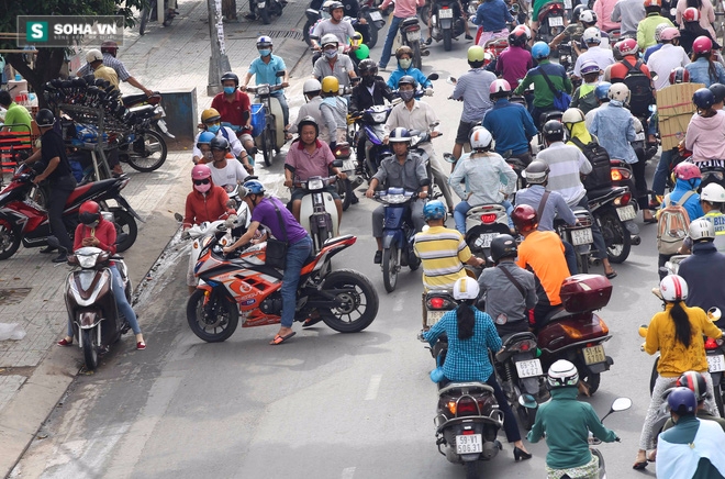 Rào đường thi công cầu vượt, ngã sáu Gò Vấp kẹt xe kinh hoàng - Ảnh 12.