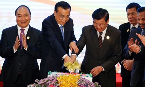 trung-quoc-ra-suc-canh-tranh-anh-huong-voi-my-o-lao-1