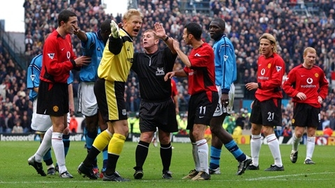  Peter Schmeichel (áo vàng) 