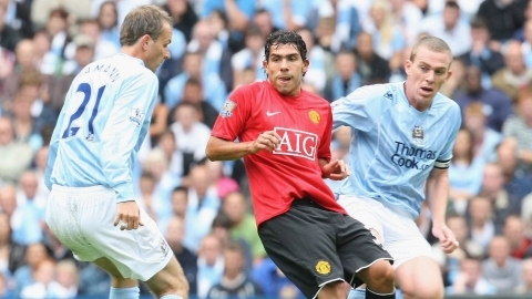  Carlos Tevez (giữa) 