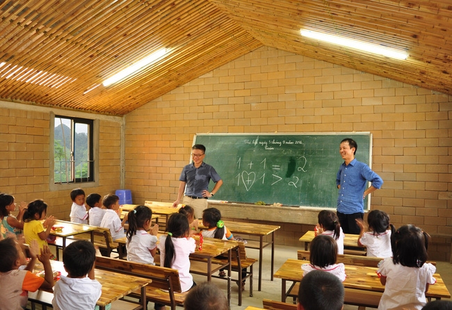 Cận cảnh ngôi trường độc đáo và đẹp như một đoá hoa dành cho trẻ em Lũng Luông - Ảnh 8.