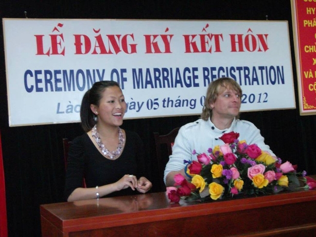 Cô bé dân tộc nói tiếng Anh như gió ngày nào đã lấy chồng nước ngoài và có một em bé xinh xắn - Ảnh 4.