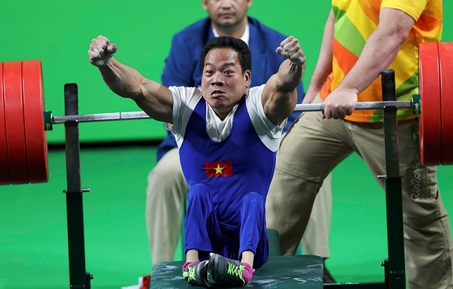 Đô cử Việt Nam nghẹn ngào khi nhận HC vàng Paralympic 2016 - ảnh thể thao