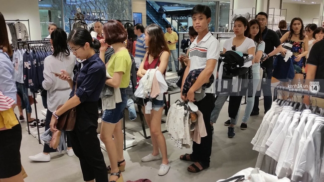 Gần đến giờ đóng cửa, store Zara Việt Nam vẫn đông nghịt, từng hàng dài chờ thanh toán hóa đơn cả chục triệu - Ảnh 10. Gần đến giờ đóng cửa, store Zara Việt Nam vẫn đông nghịt, từng hàng dài chờ thanh toán hóa đơn cả chục triệu - Ảnh 10.