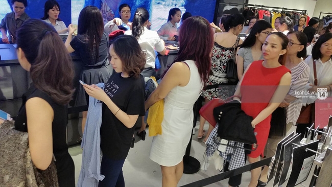 Gần đến giờ đóng cửa, store Zara Việt Nam vẫn đông nghịt, từng hàng dài chờ thanh toán hóa đơn cả chục triệu - Ảnh 11. Gần đến giờ đóng cửa, store Zara Việt Nam vẫn đông nghịt, từng hàng dài chờ thanh toán hóa đơn cả chục triệu - Ảnh 11.