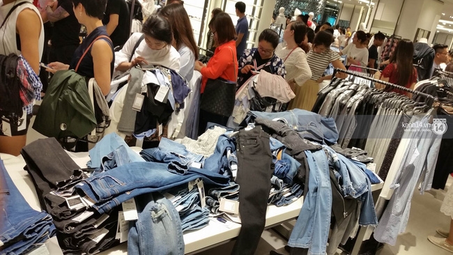 Gần đến giờ đóng cửa, store Zara Việt Nam vẫn đông nghịt, từng hàng dài chờ thanh toán hóa đơn cả chục triệu - Ảnh 14. Gần đến giờ đóng cửa, store Zara Việt Nam vẫn đông nghịt, từng hàng dài chờ thanh toán hóa đơn cả chục triệu - Ảnh 14.