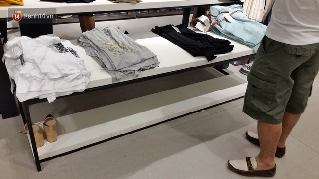Gần đến giờ đóng cửa, store Zara Việt Nam vẫn đông nghịt, từng hàng dài chờ thanh toán hóa đơn cả chục triệu - Ảnh 19. Gần đến giờ đóng cửa, store Zara Việt Nam vẫn đông nghịt, từng hàng dài chờ thanh toán hóa đơn cả chục triệu - Ảnh 19.