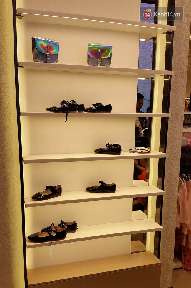 Gần đến giờ đóng cửa, store Zara Việt Nam vẫn đông nghịt, từng hàng dài chờ thanh toán hóa đơn cả chục triệu - Ảnh 20. Gần đến giờ đóng cửa, store Zara Việt Nam vẫn đông nghịt, từng hàng dài chờ thanh toán hóa đơn cả chục triệu - Ảnh 20.