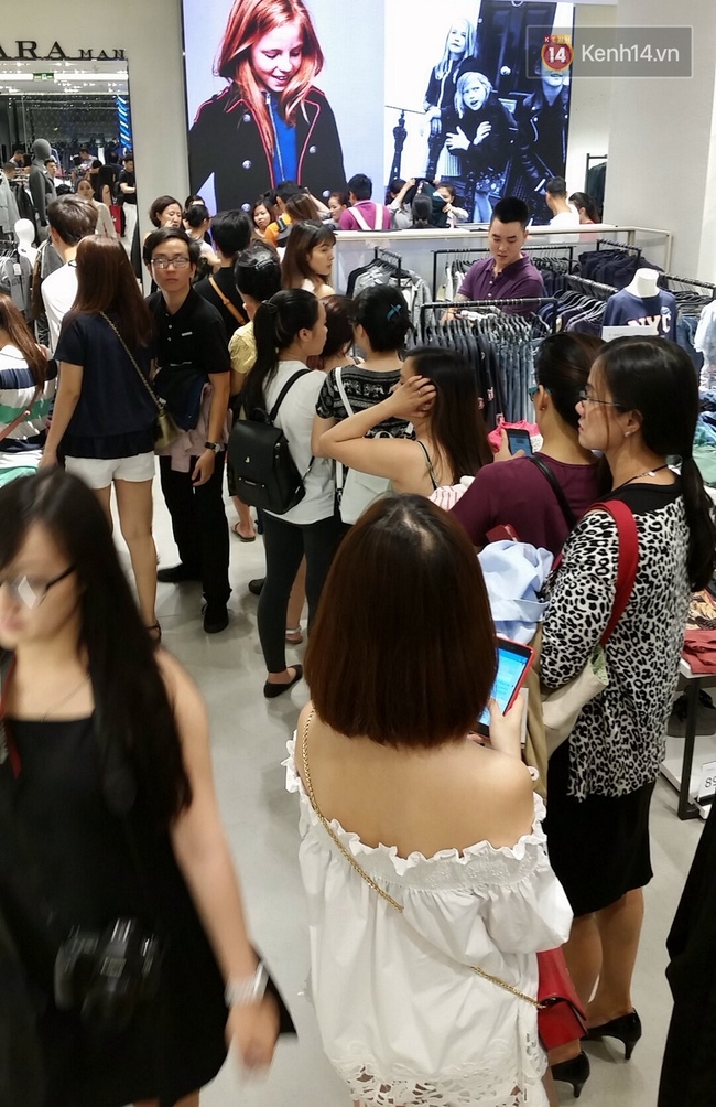 Gần đến giờ đóng cửa, store Zara Việt Nam vẫn đông nghịt, từng hàng dài chờ thanh toán hóa đơn cả chục triệu - Ảnh 21. Gần đến giờ đóng cửa, store Zara Việt Nam vẫn đông nghịt, từng hàng dài chờ thanh toán hóa đơn cả chục triệu - Ảnh 21.
