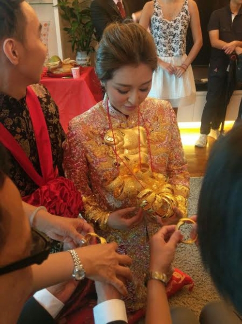 hoa-hau-hong-kong-deo-vang-triu-co-trong-ngay-cuoi-1