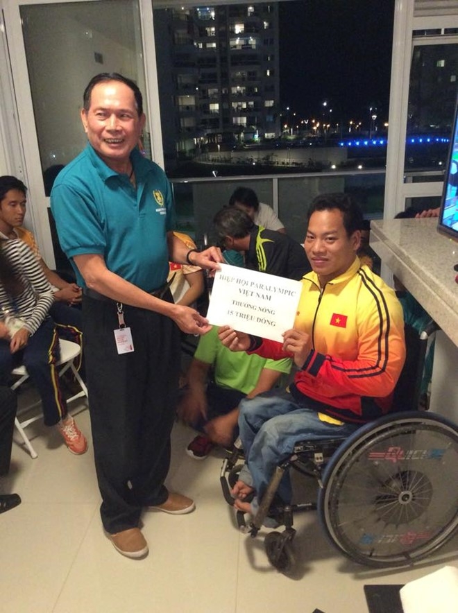 Le Van Cong duoc thuong nong ngang Hoang Xuan Vinh hinh anh 2