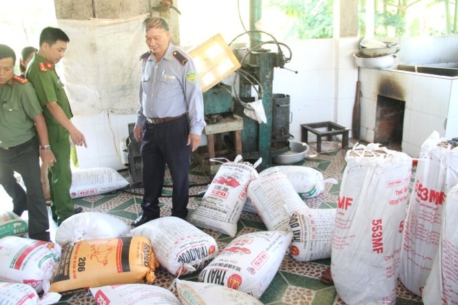 Lò mỡ bẩn lúc nhúc ruồi bên bãi rác ở Đà Nẵng 