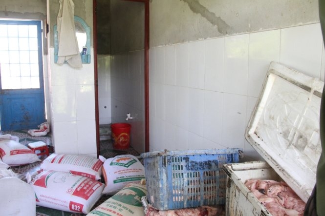 Lò mỡ bẩn lúc nhúc ruồi bên bãi rác ở Đà Nẵng 