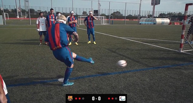 Messi bịt mắt, đá luân lưu với người khiếm thị - ảnh thể thao