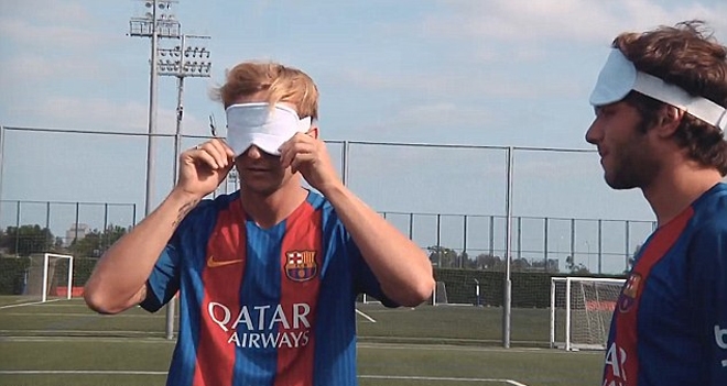 Messi bịt mắt, đá luân lưu với người khiếm thị - ảnh thể thao