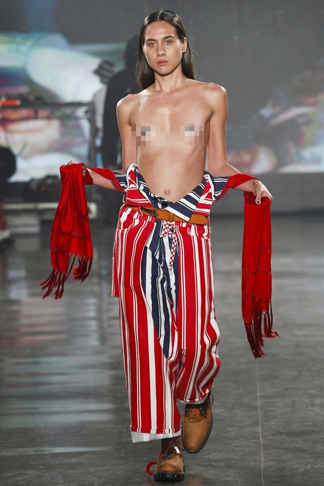 Nguoi mau de nguc tran tren san dien New York Fashion Week hinh anh 2