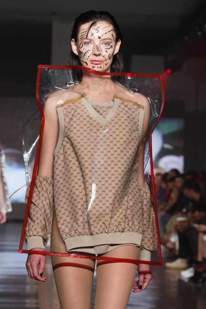 Nguoi mau de nguc tran tren san dien New York Fashion Week hinh anh 4