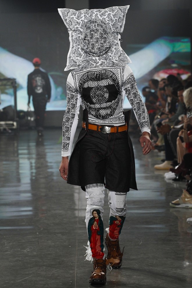 Nguoi mau de nguc tran tren san dien New York Fashion Week hinh anh 5