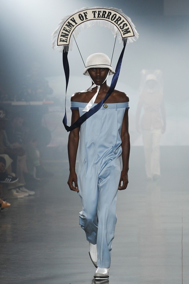 Nguoi mau de nguc tran tren san dien New York Fashion Week hinh anh 7