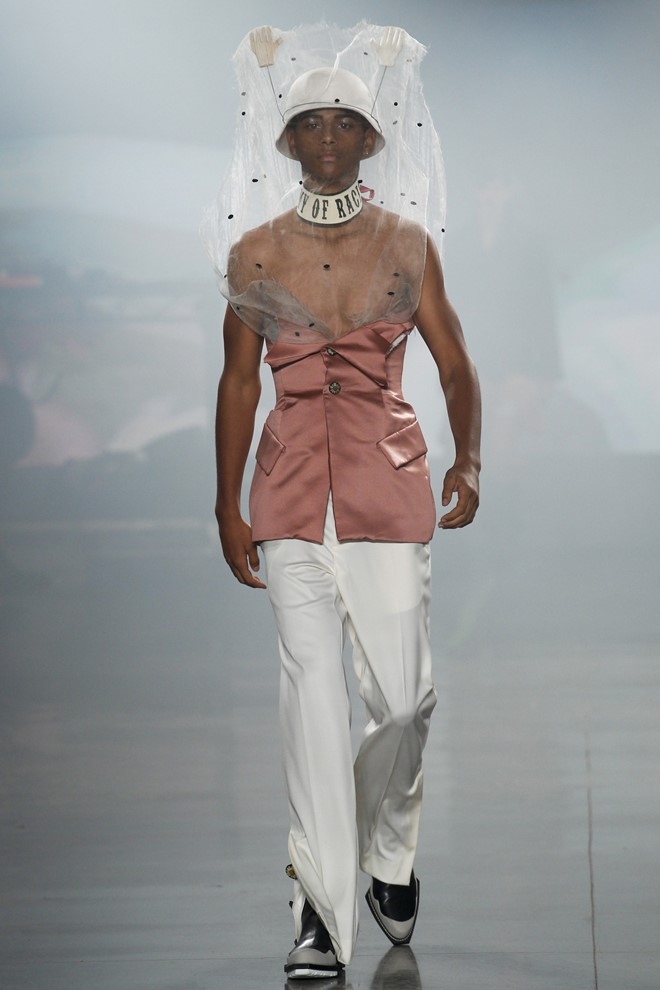 Nguoi mau de nguc tran tren san dien New York Fashion Week hinh anh 8