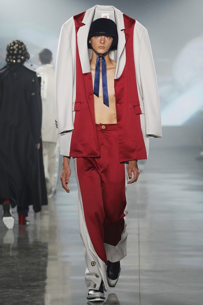 Nguoi mau de nguc tran tren san dien New York Fashion Week hinh anh 9