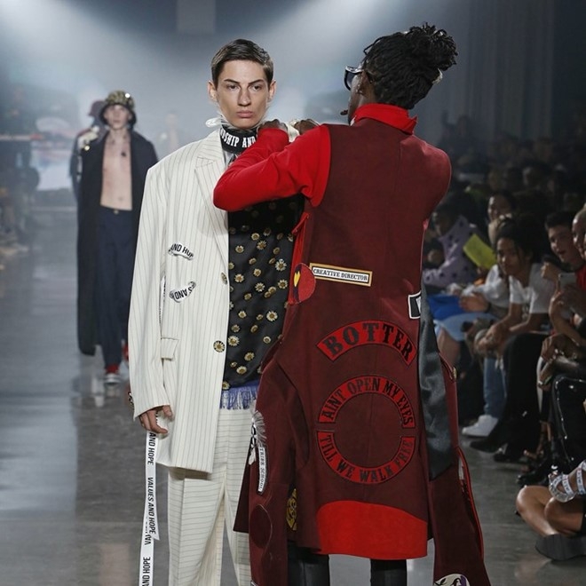 Nguoi mau de nguc tran tren san dien New York Fashion Week hinh anh 11
