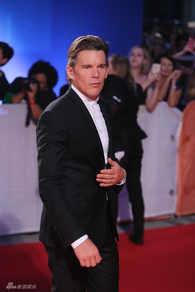 Pham Bang Bang mac vay xe sau tren tham do LHP Toronto hinh anh 11