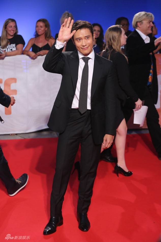 Pham Bang Bang mac vay xe sau tren tham do LHP Toronto hinh anh 12