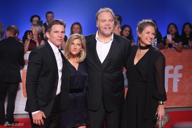 Pham Bang Bang mac vay xe sau tren tham do LHP Toronto hinh anh 14