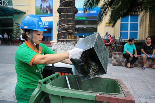 rac thai pho di bo hn: moi cong nhan gom 4 tan rac mot dem hinh anh 3