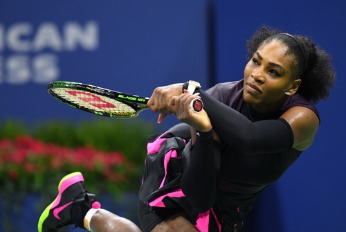 Serena vất vả chống đỡ Pliskova